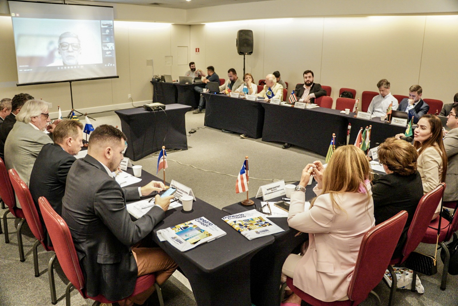Read more about the article FENAJU realiza reunião em Fortaleza com presidentes de juntas comerciais 